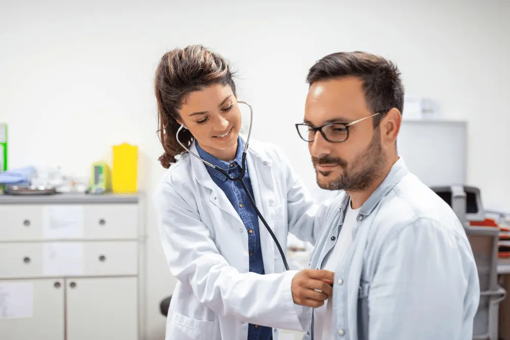 medica realiza reconocimiento médico​ a empleado