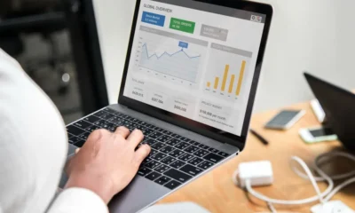 mujer controla el trafico entrante de una pagina web