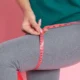 mujer intentando identificar lipedema