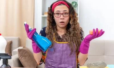 mujer limpiadora contra bichitos redondos en casa