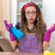 mujer limpiadora contra bichitos redondos en casa