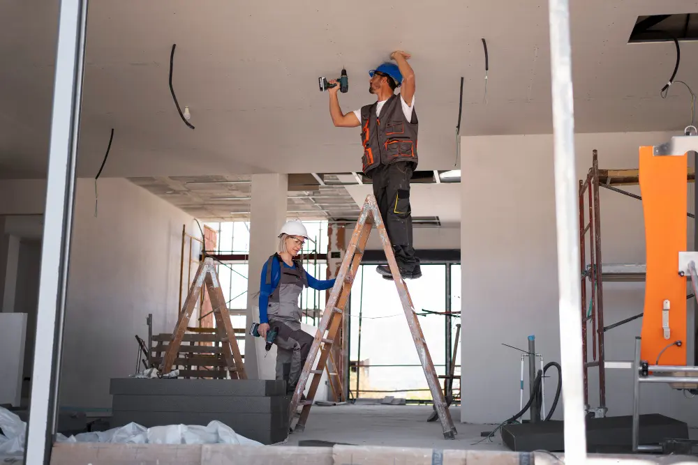 obreros en una casa trabajando