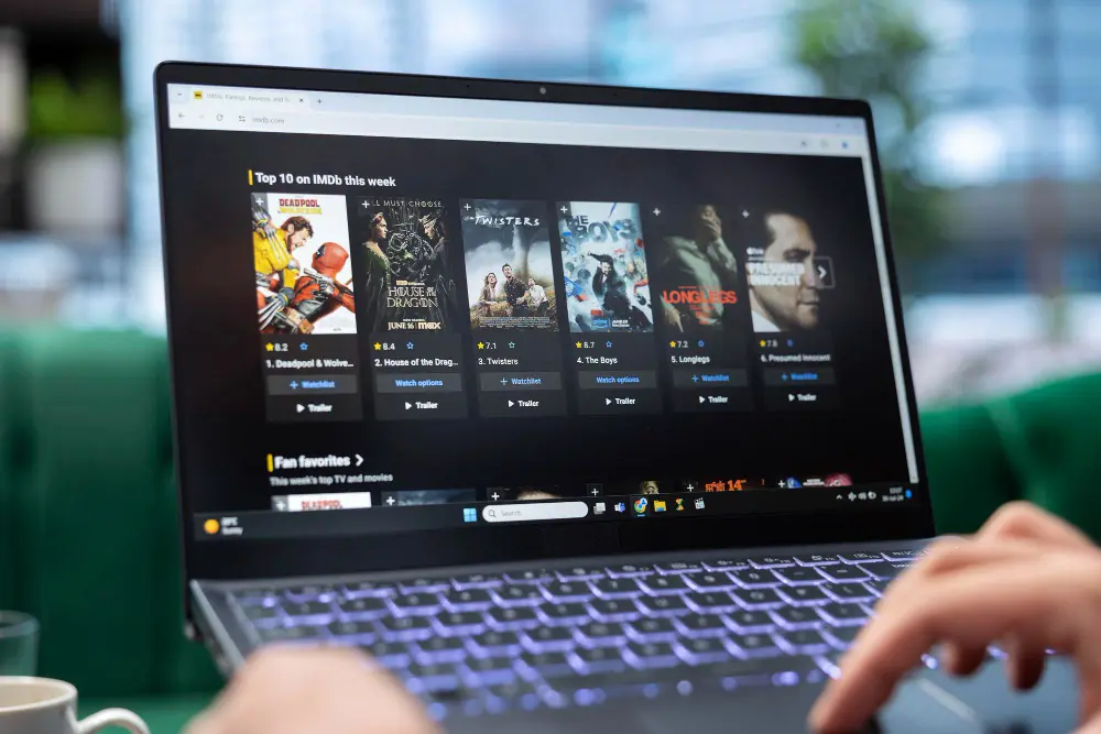 pantalla laptop con streaming de peliculas