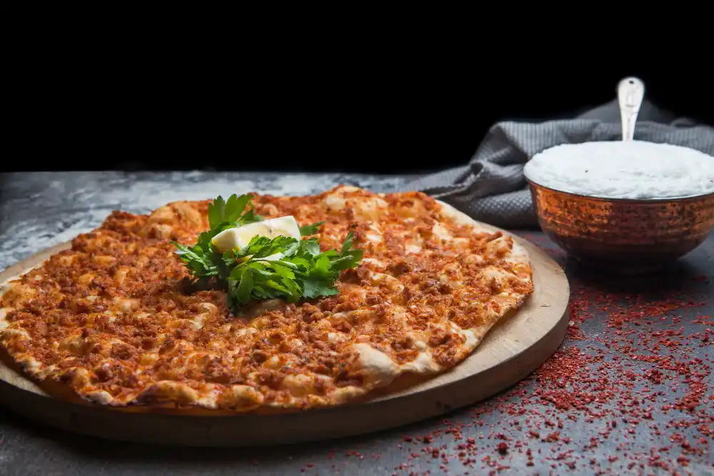 plato lahmacun caliente