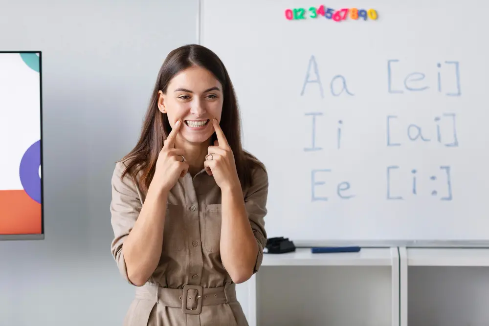 profesora de idioma explica pronuncia con su boca