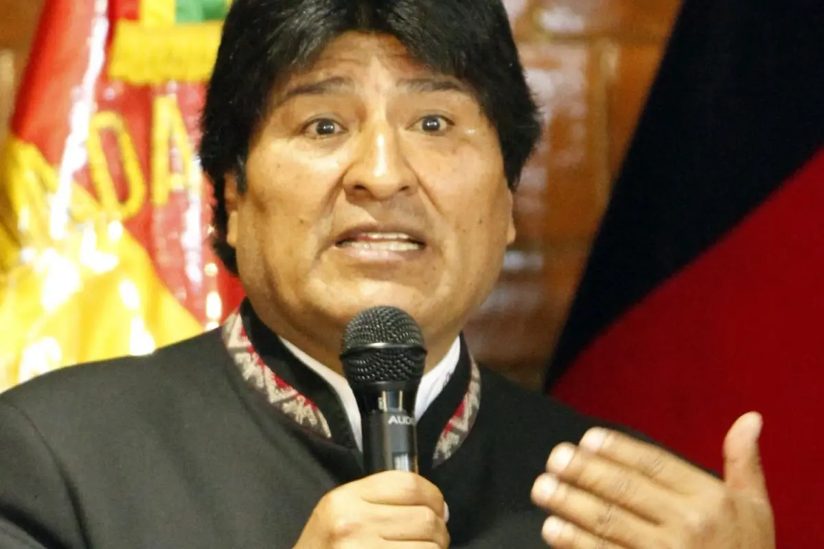 Evo Morales habla con un microfono