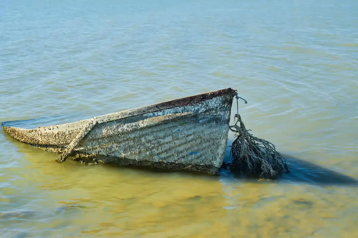 barco viejo hundido cerca de lampedusa