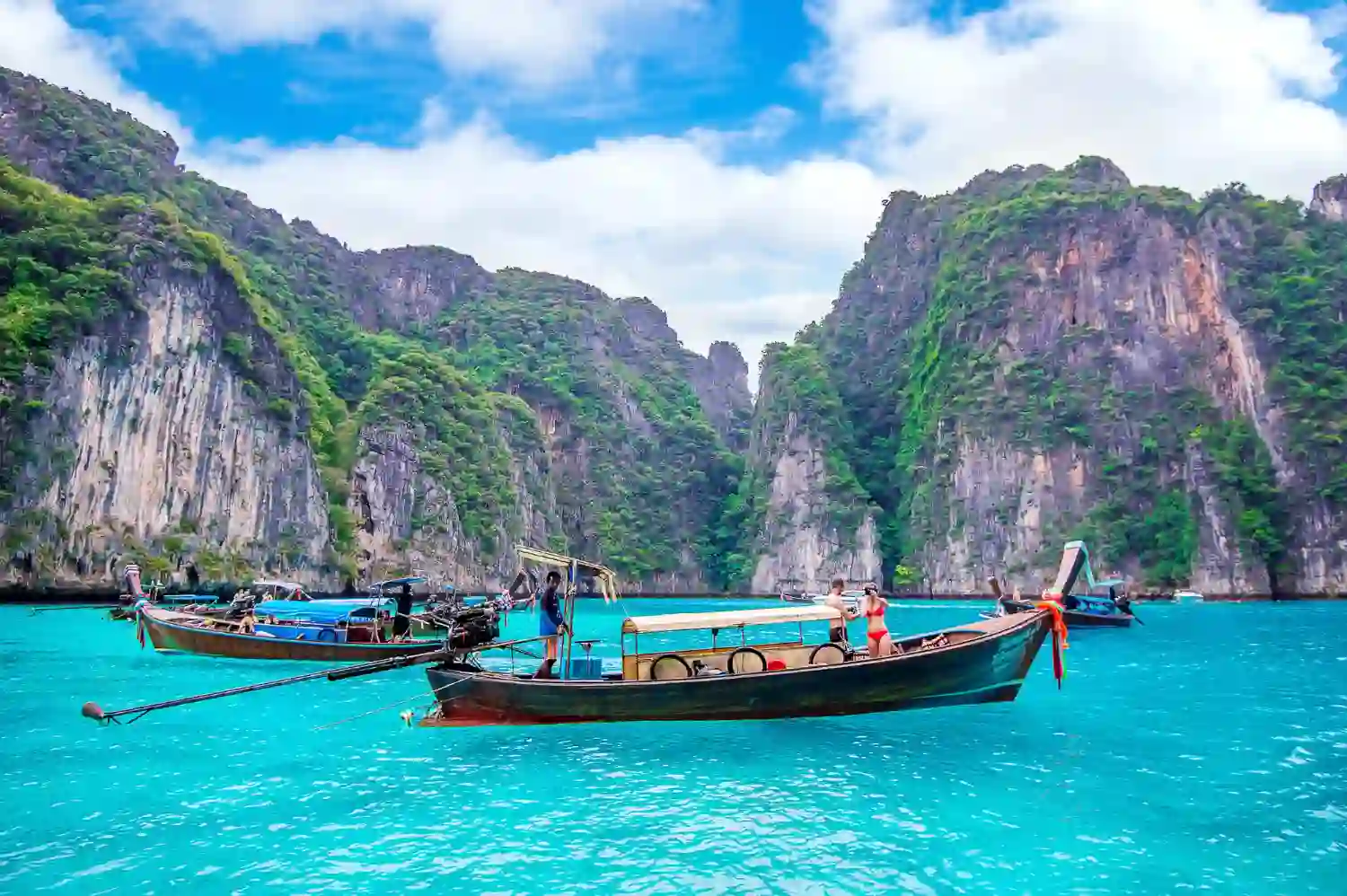 barcos en una cala de tailandia