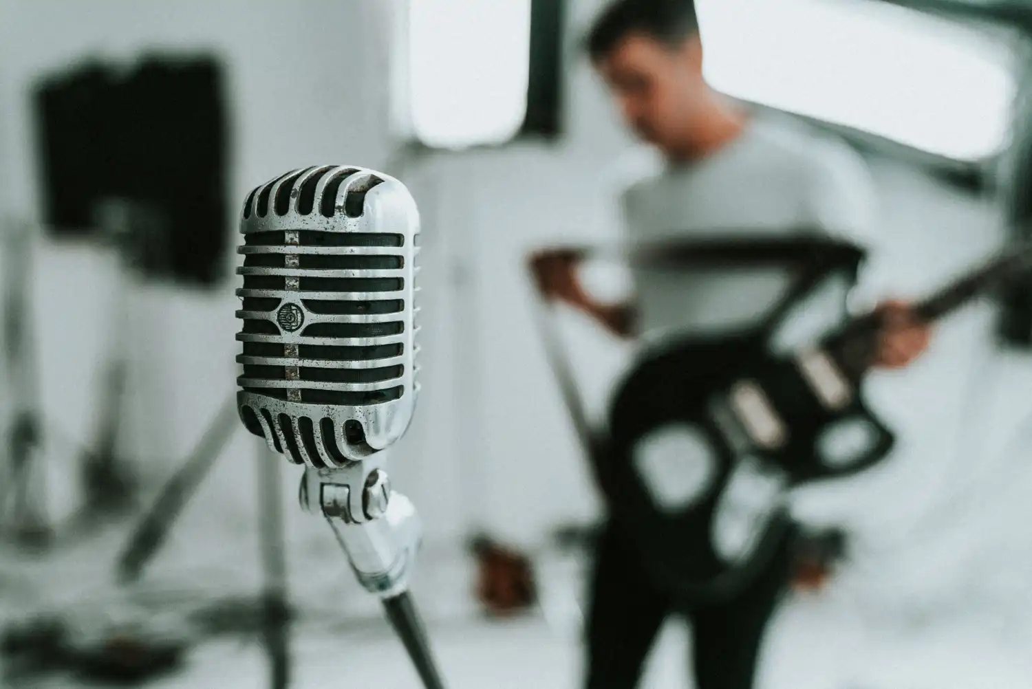 cantante de coldplay en estudio grabando
