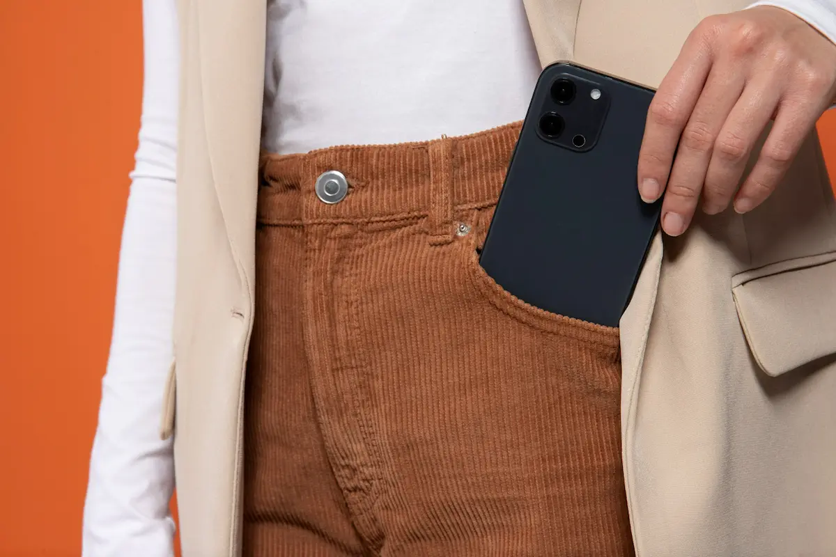 chica con un iPhone 17 en el bolsillo