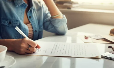chica mientras escribe carta a amancio ortega