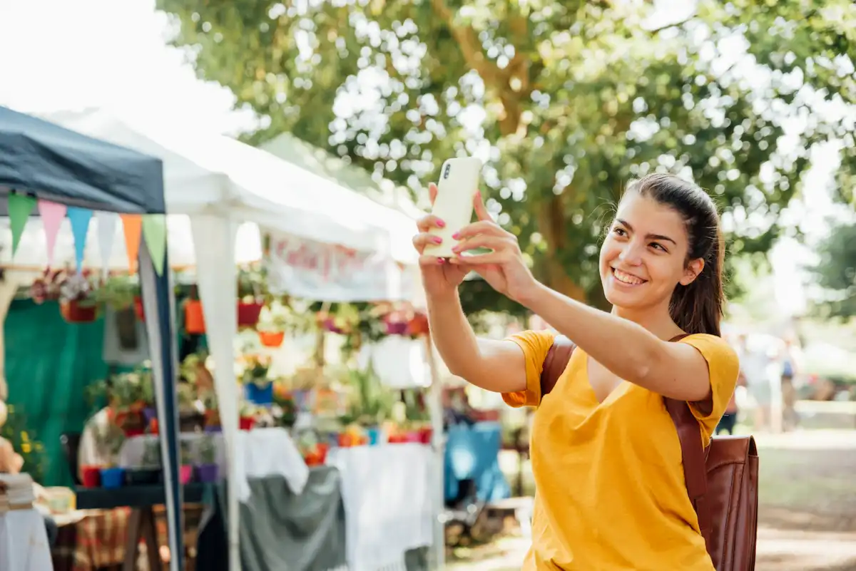 chica sacandose selfie en una feria asturiana