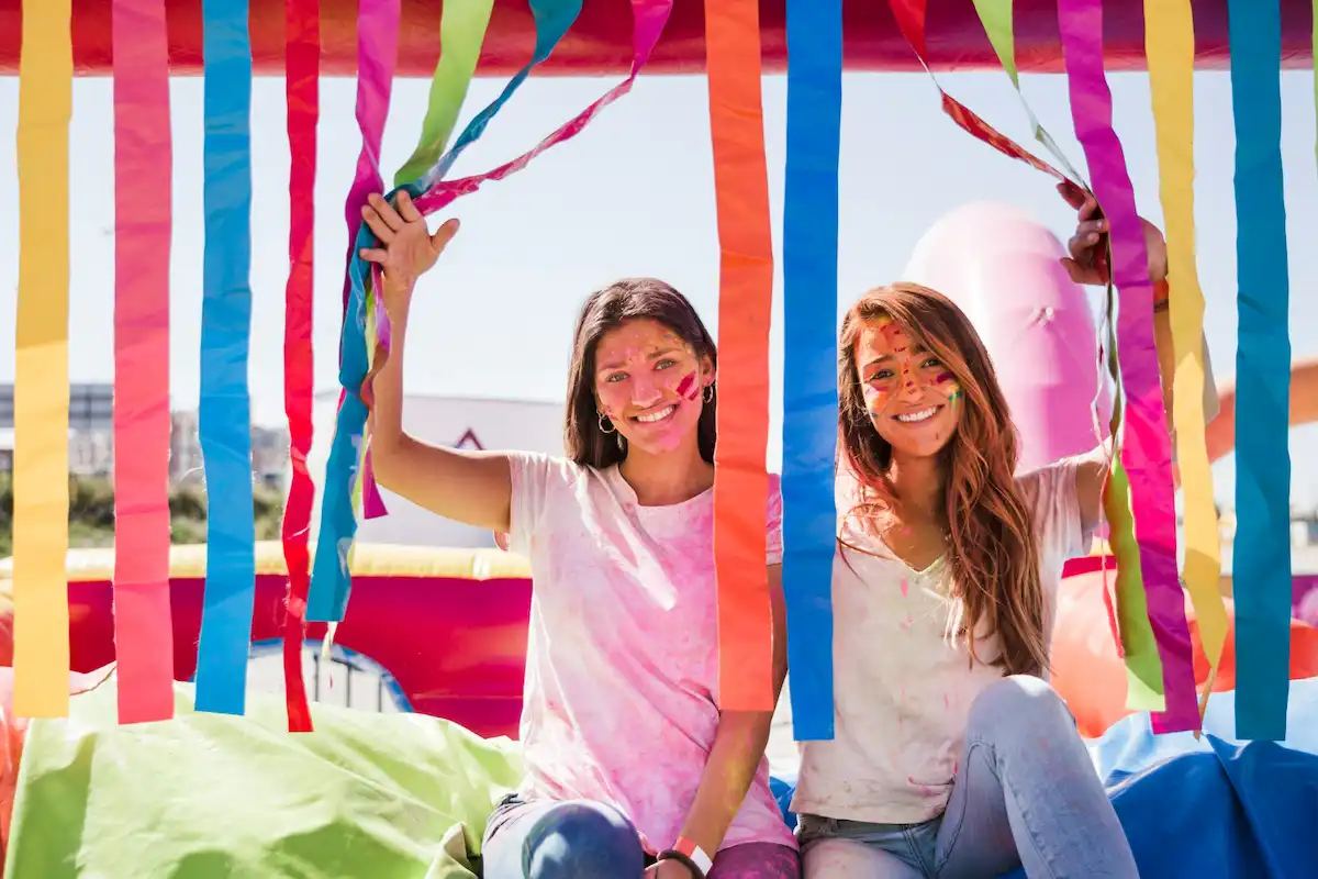 chicas en fiestas de septiembre alegras