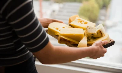 chico lleva bandeja con queso congelado