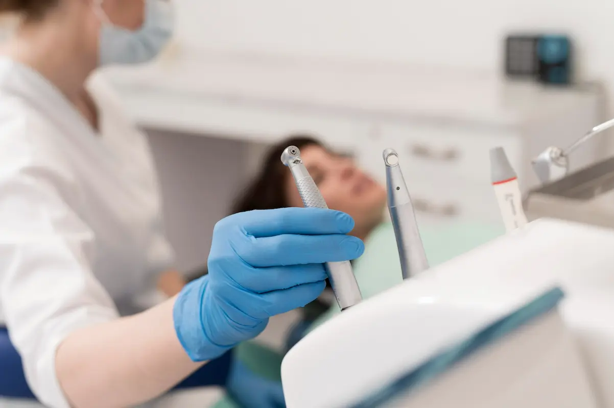 dentista realizando curetaje dental