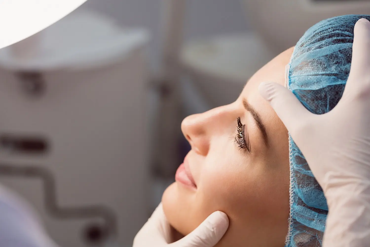 doctor mira paciente antes de rinoplastia