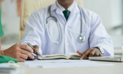 doctor negro en un tribunal médico