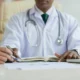 doctor negro en un tribunal médico