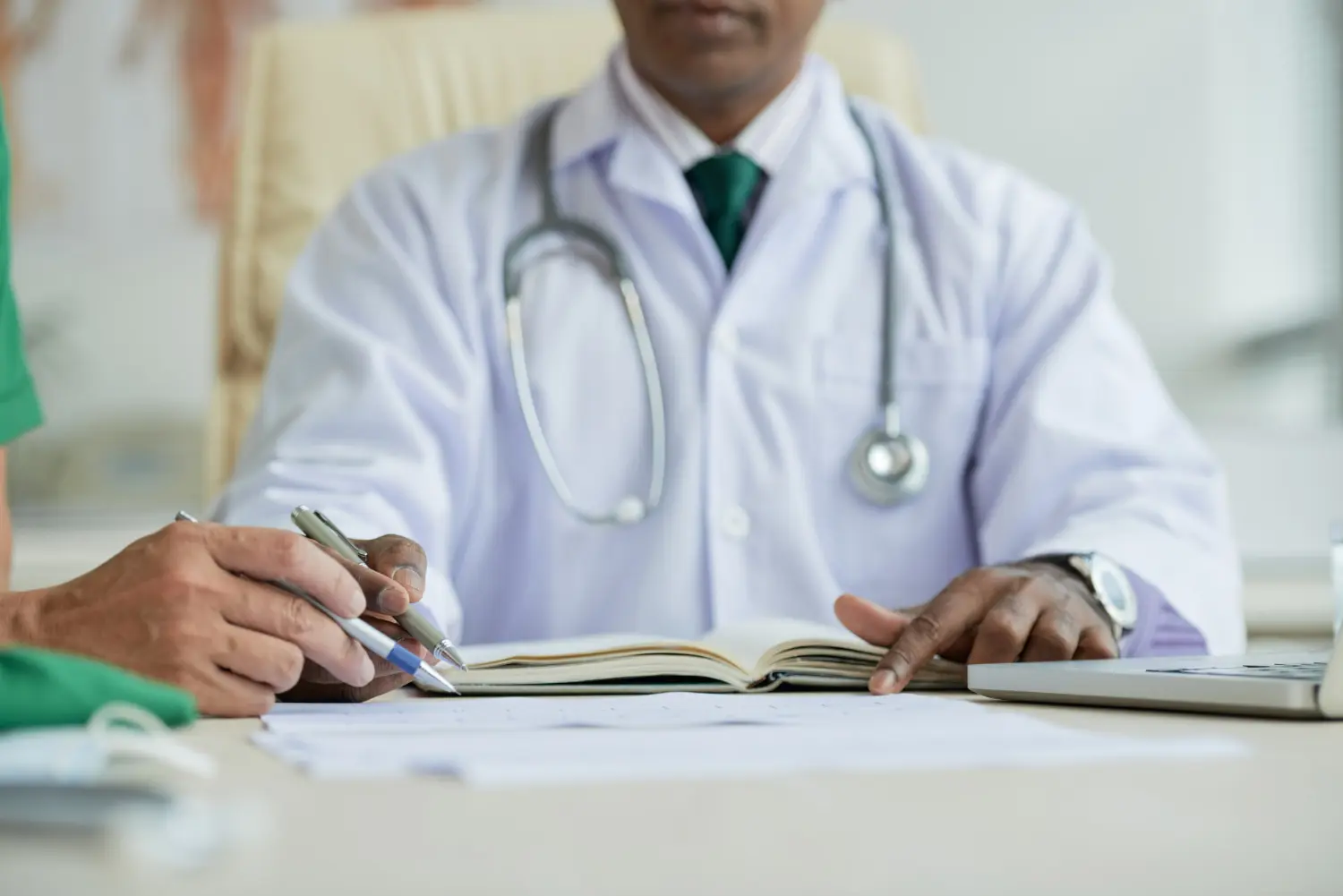 doctor negro en un tribunal médico