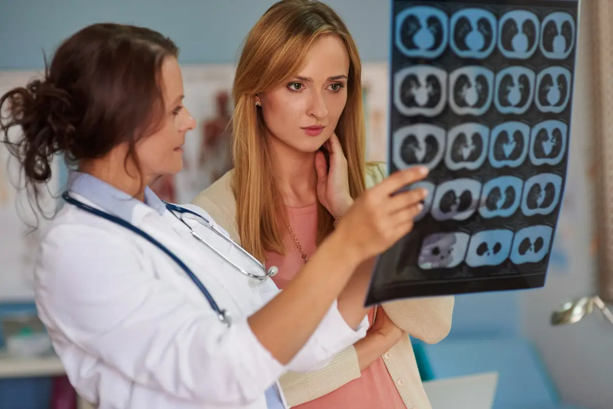 doctora muestra resultados a paciente