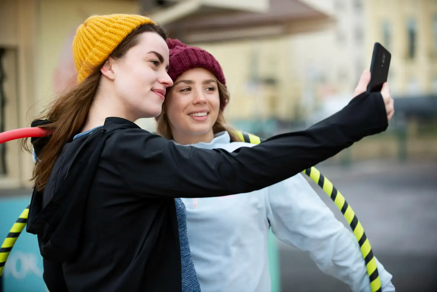 dos chicas de global Sumud Flotilla sacando selfie