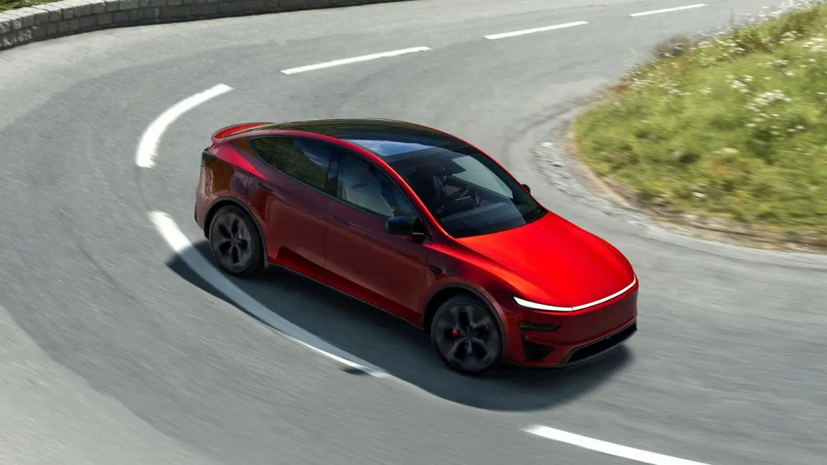 el nuevo Tesla Y Performance en carretera