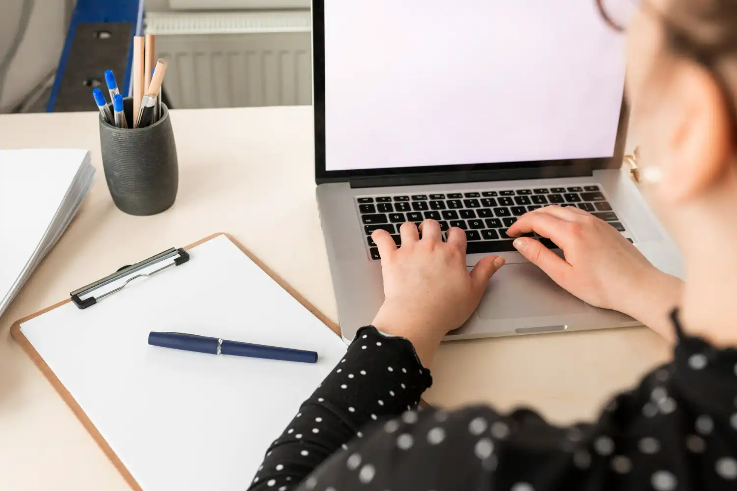 estudiante chica aprendiendo a escribir bien