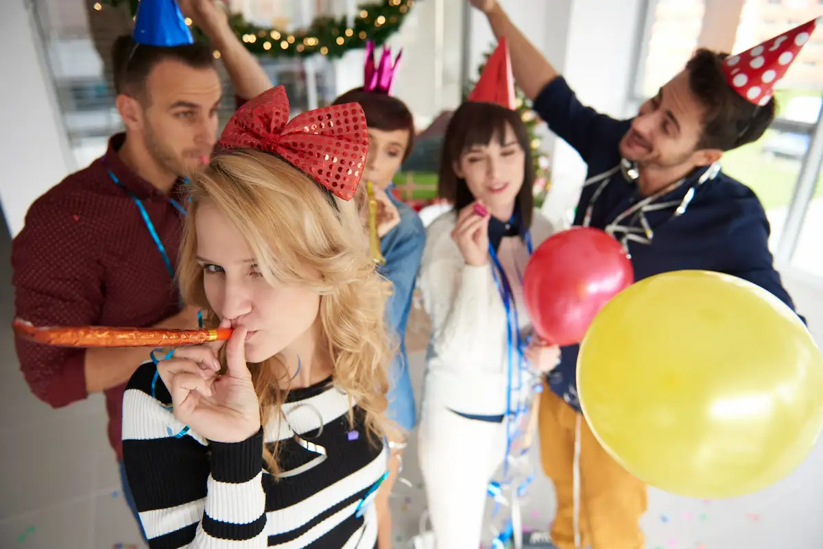 familia celebra una fiesta de cumpleaños en casa