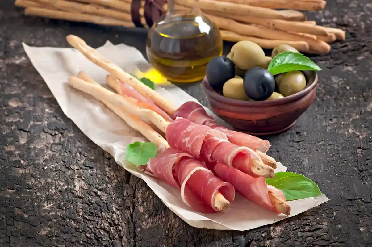 flacon de aceite con plato de jamon