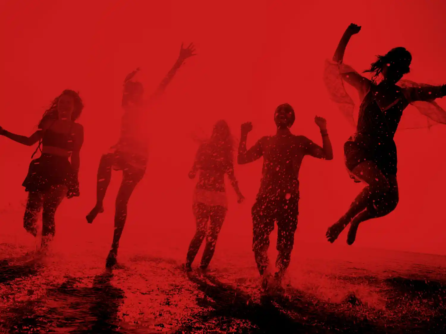 gente saltando durante la tomatina
