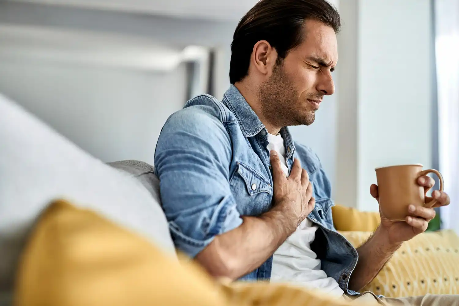 hombre con ataque al corazon duele
