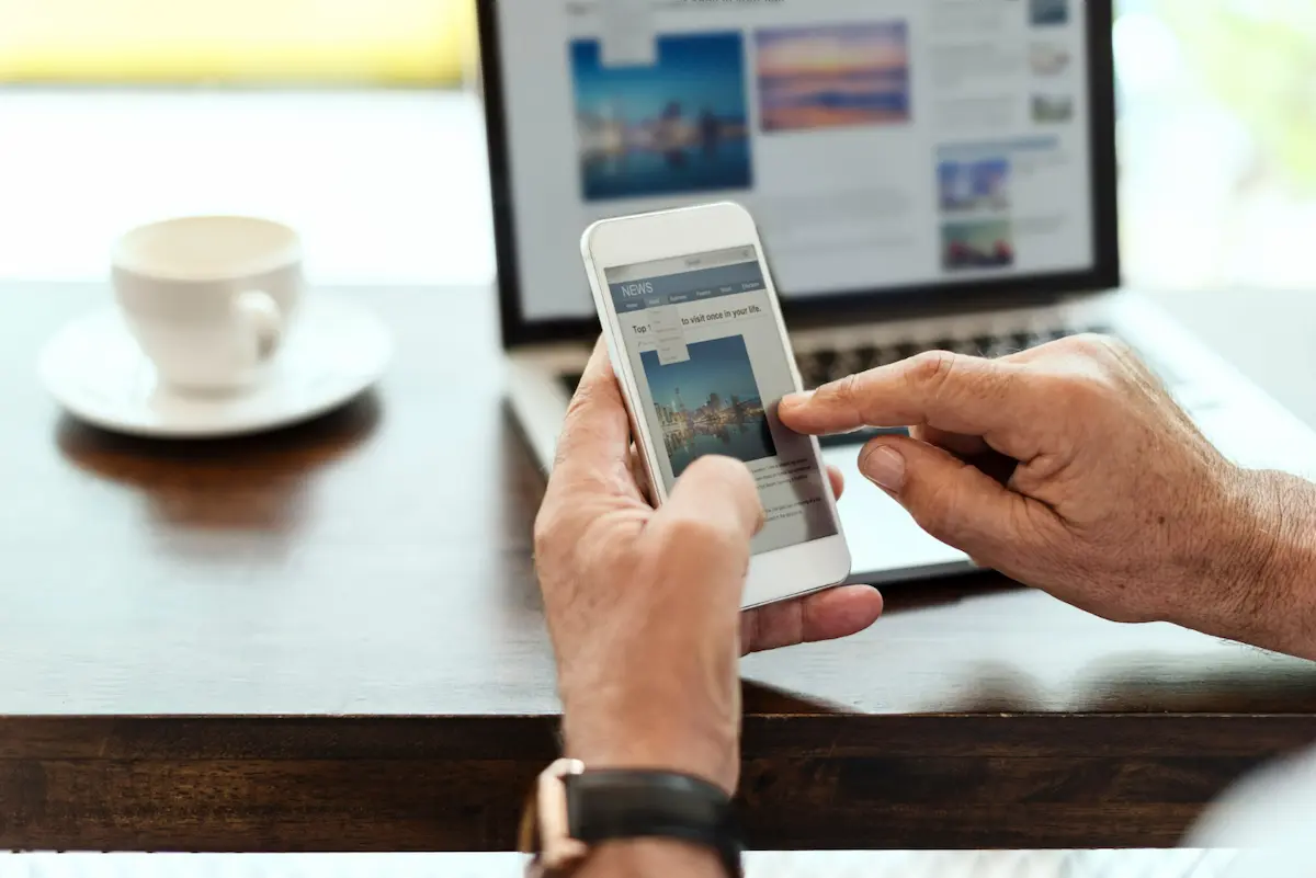 hombre con dedo sobre movil quitando ads