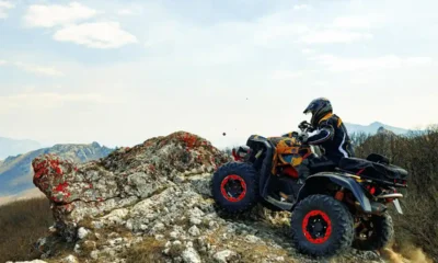 hombre con quad escala una montaña
