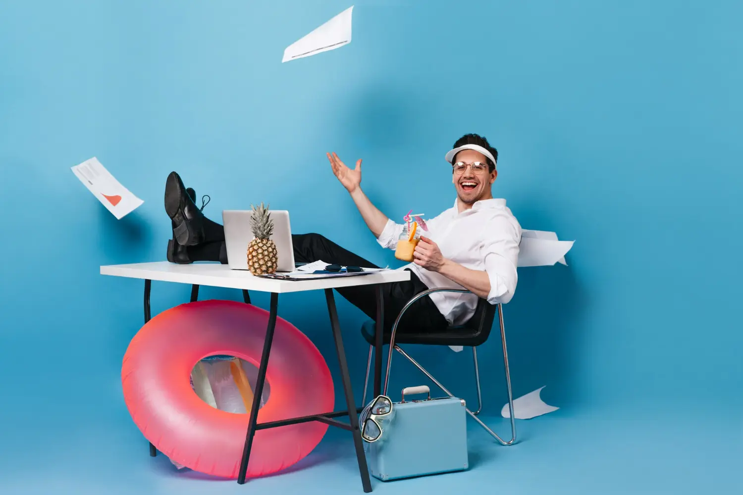 hombre feliz en oficina pero va de vacaciones