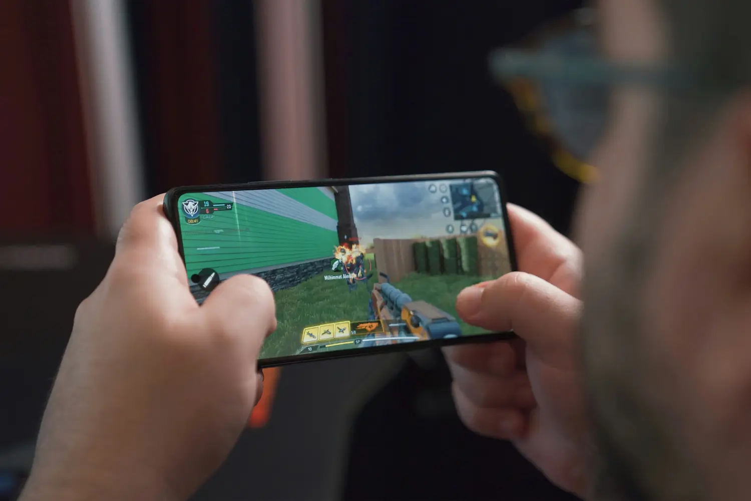 hombre jugando con un rpg en su movil