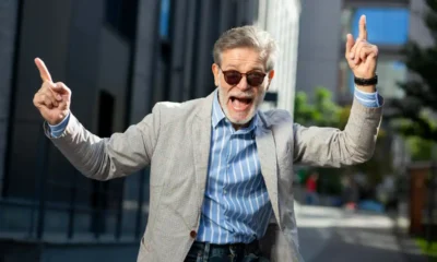 hombre mayor se hace el loco con gafas