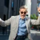 hombre mayor se hace el loco con gafas