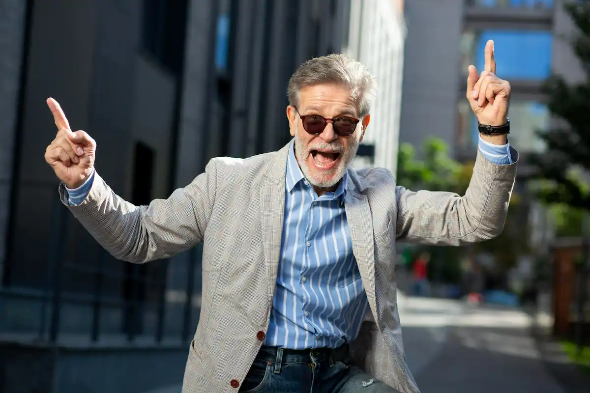 hombre mayor se hace el loco con gafas