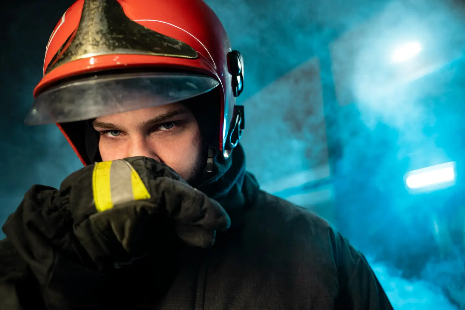 joven bombero enfadado se tapa nariz