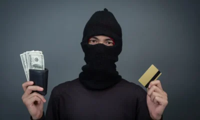 ladron con dinero y tarjeta robados