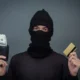 ladron con dinero y tarjeta robados