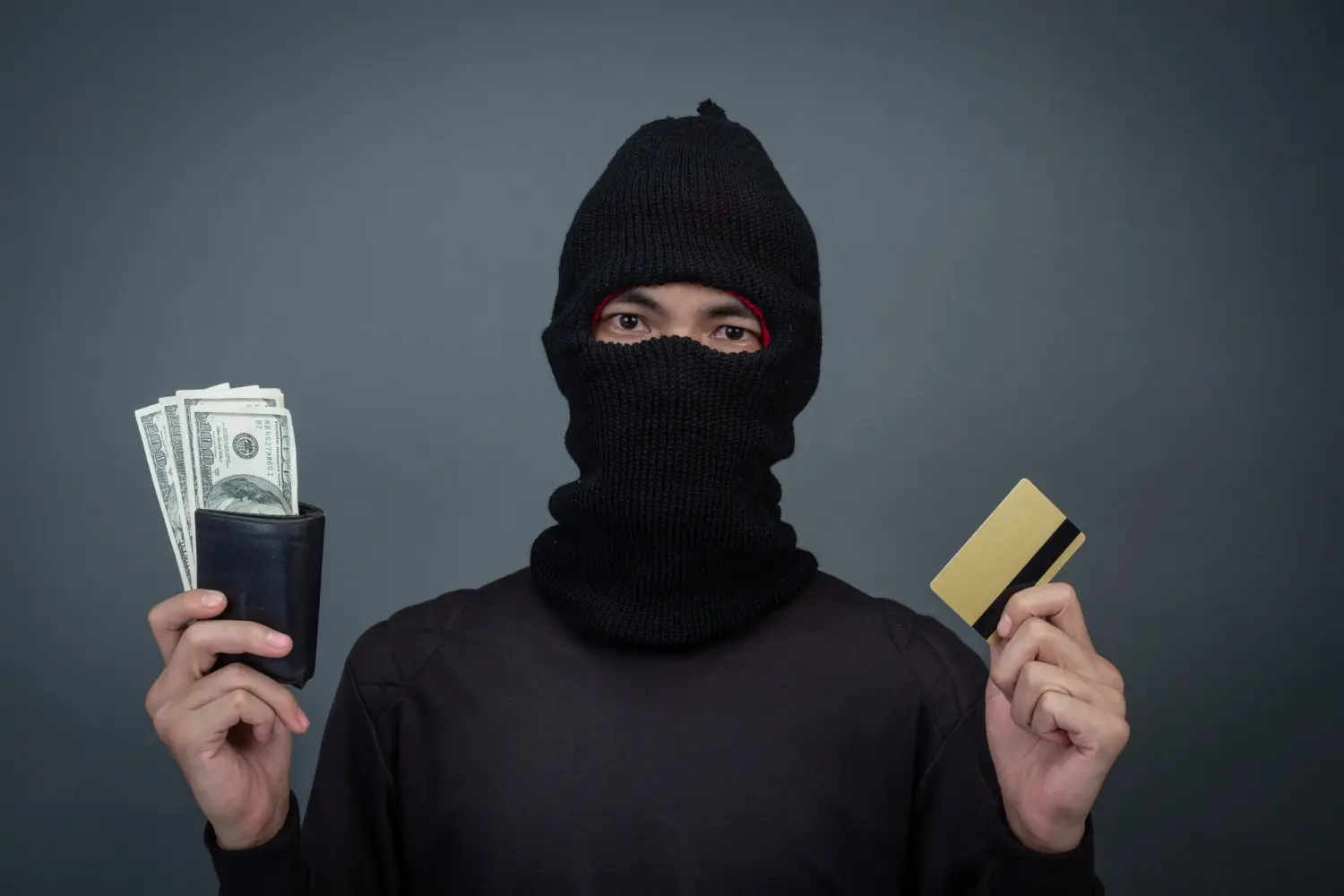 ladron con dinero y tarjeta robados