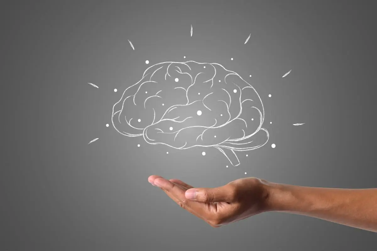 mano debajo de cerebro volador