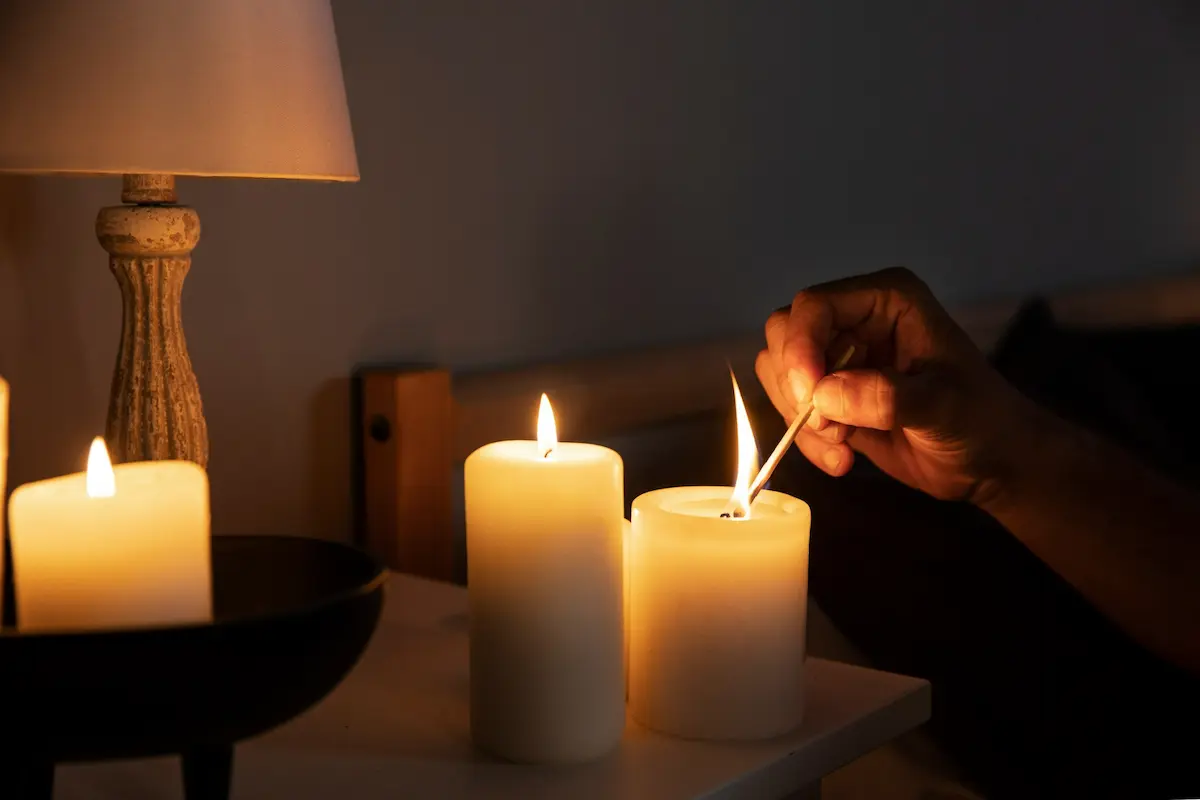 mano enciende velas por corte de luz