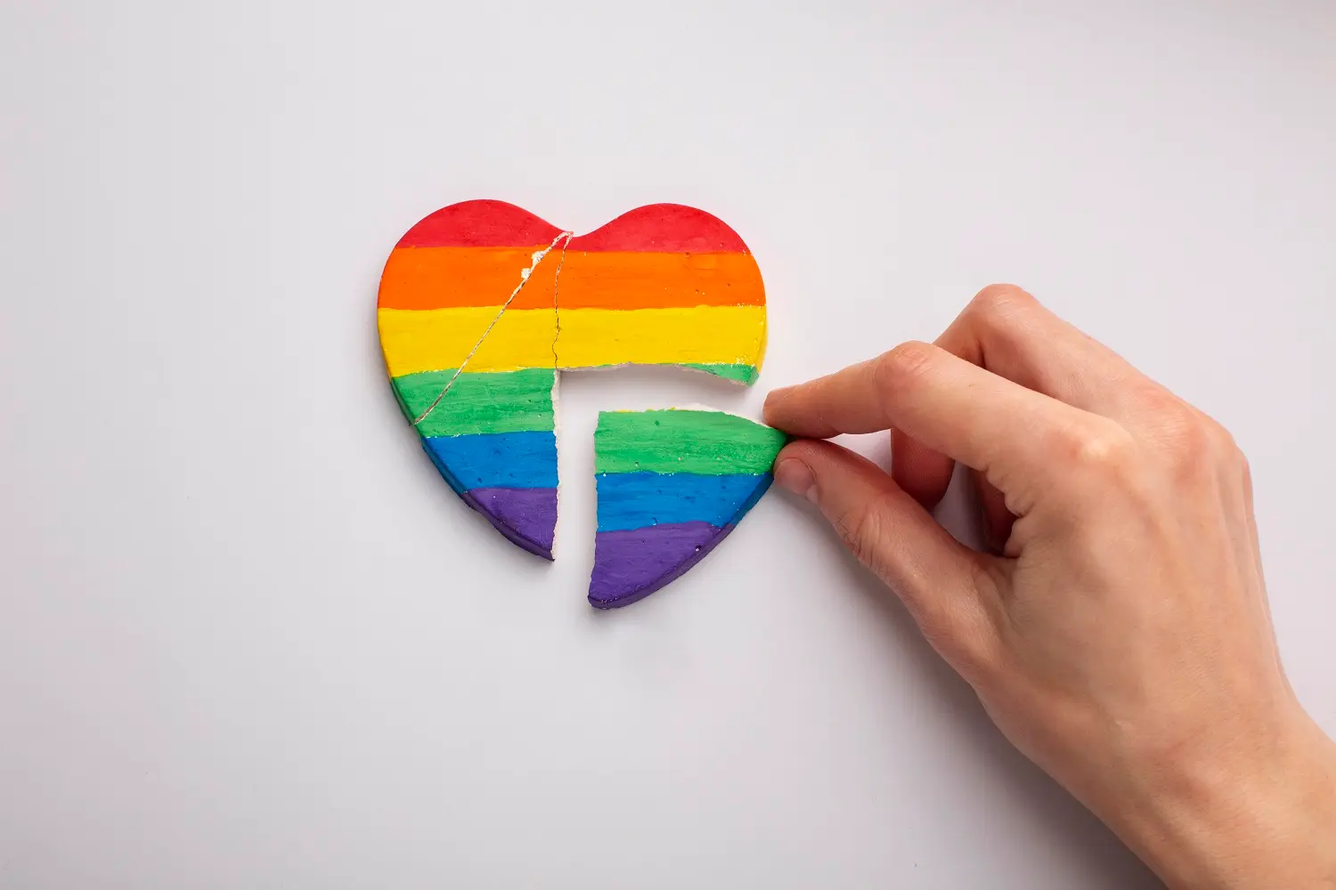mano junta pieza de corazon lgbt