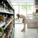 mujer agachada comprando en un estanco