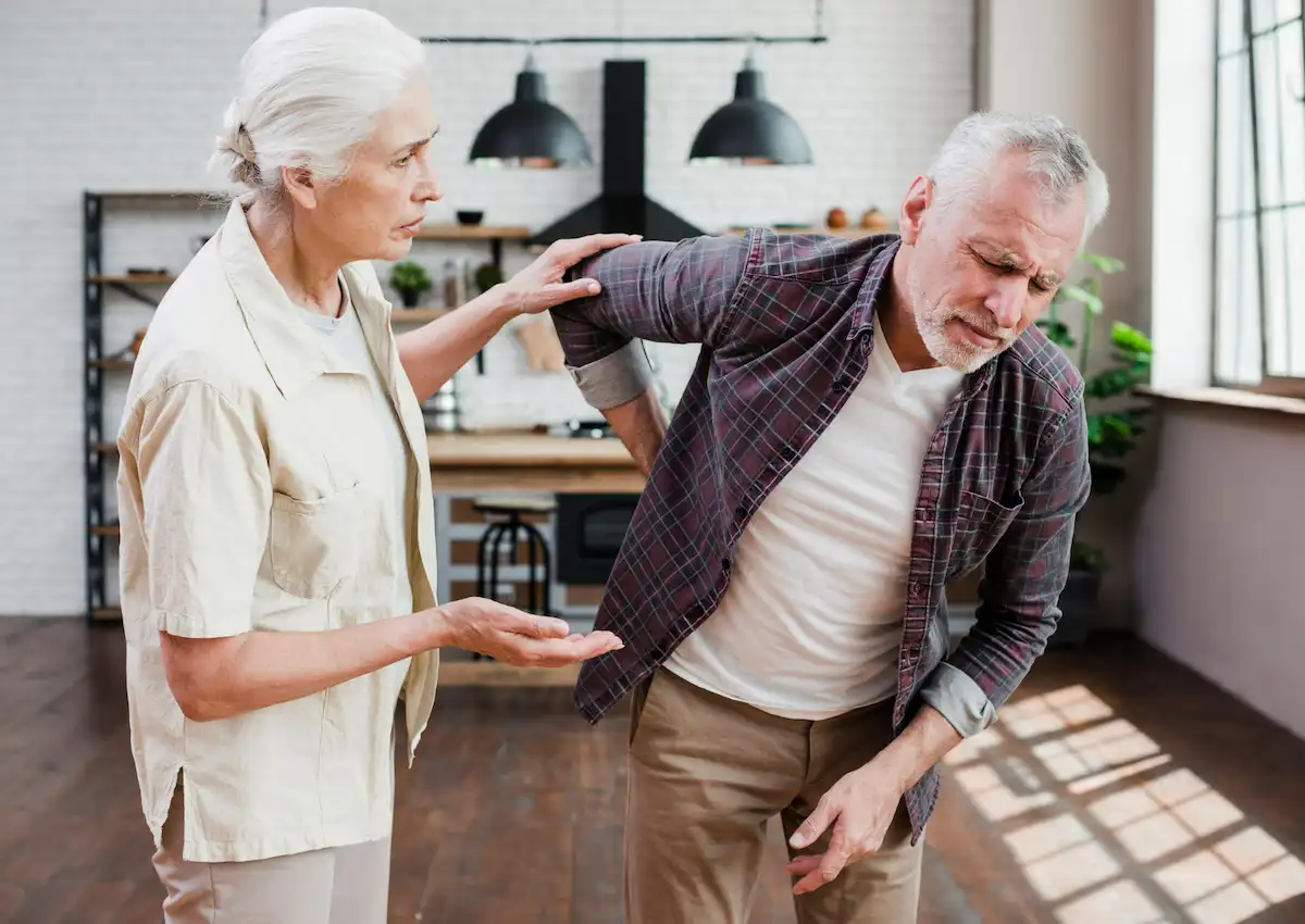 mujer ayuda marido con bursitis cadera