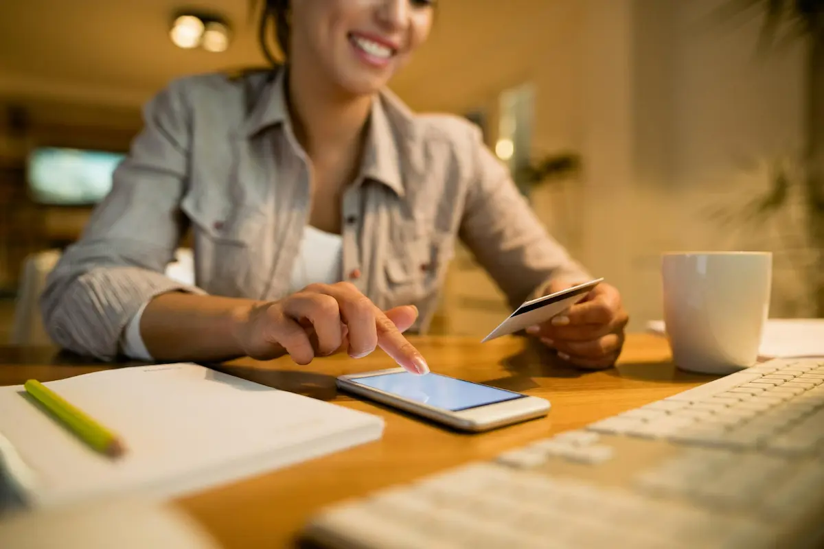 mujer calcula seguridas social en mesa
