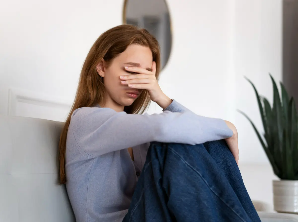mujer con ansiedad se tapa la cara