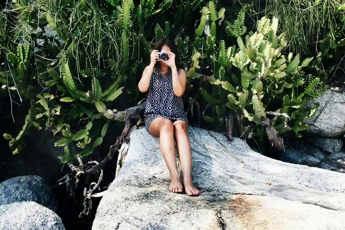 mujer en una isla hace una foto